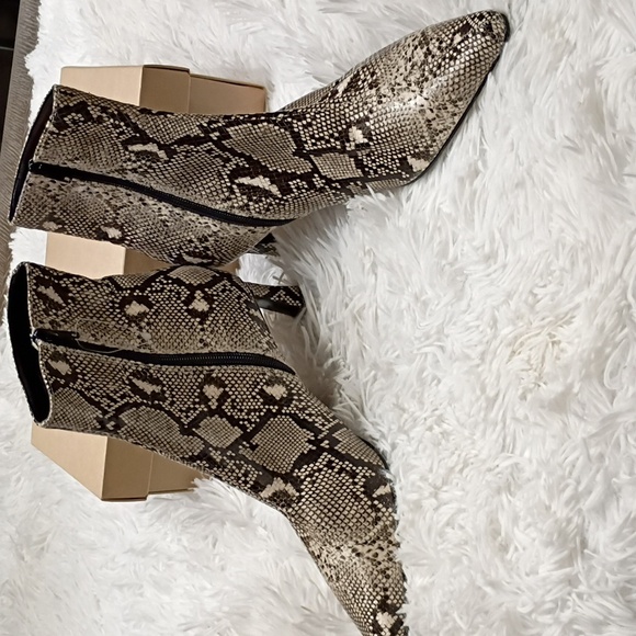 New Steve Madden Kapitol Python Print Ankle Booties Size 10M - Picture 5 of 12